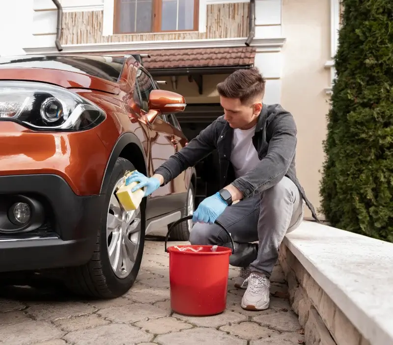 Lavage auto à domicile Azas : professionnel intervenant sur un véhicule